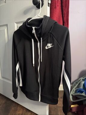 Women’s Nike sportswear black and white full zip